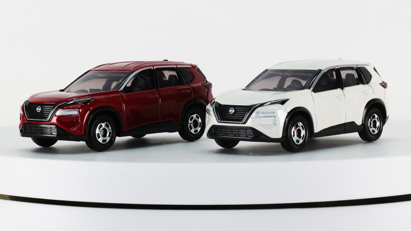 日産の顔“Vモーション”と灯火類を塗装で精密に再現しています