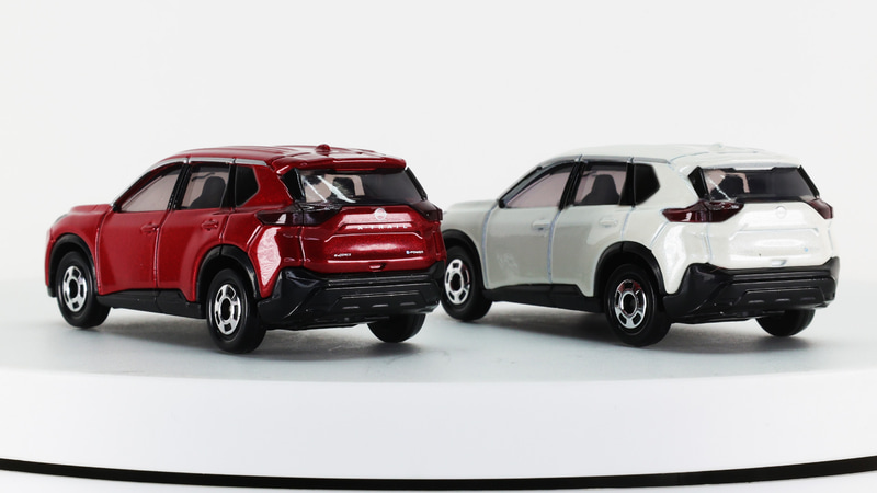 日産の顔“Vモーション”と灯火類を塗装で精密に再現しています