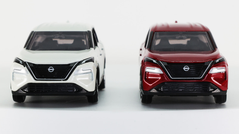 フロントのエンブレムは印刷で再現されます