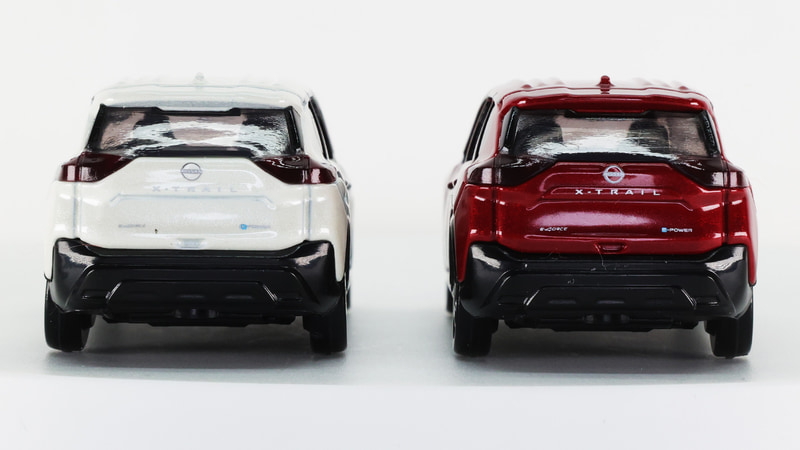 リアはエンブレム・“X-TRAIL”・“e-4FORCE”・“e-POWER”の豪華な印刷がなされています