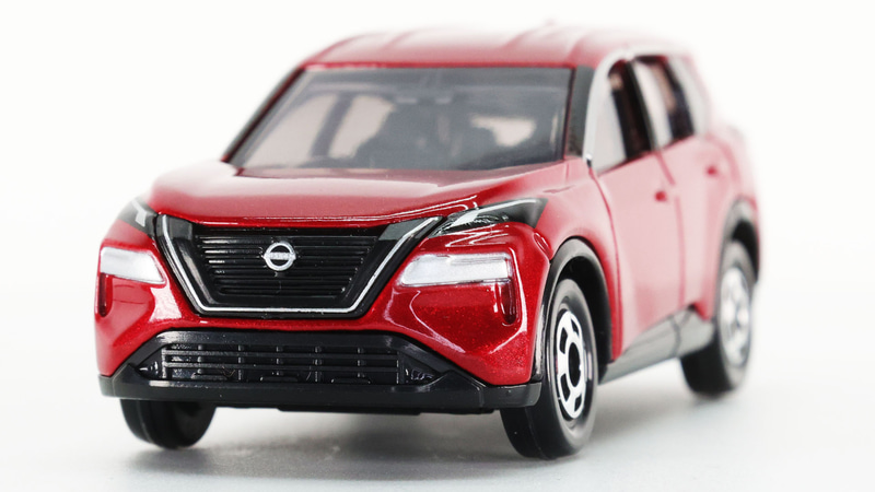 迫力のフロントセクションと特徴的な2段の灯火類がかっこいいです