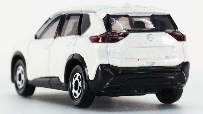 リアハッチは大きく開いて使い勝手がよさそうなところが伝わってきます（※トミカでは開きません）