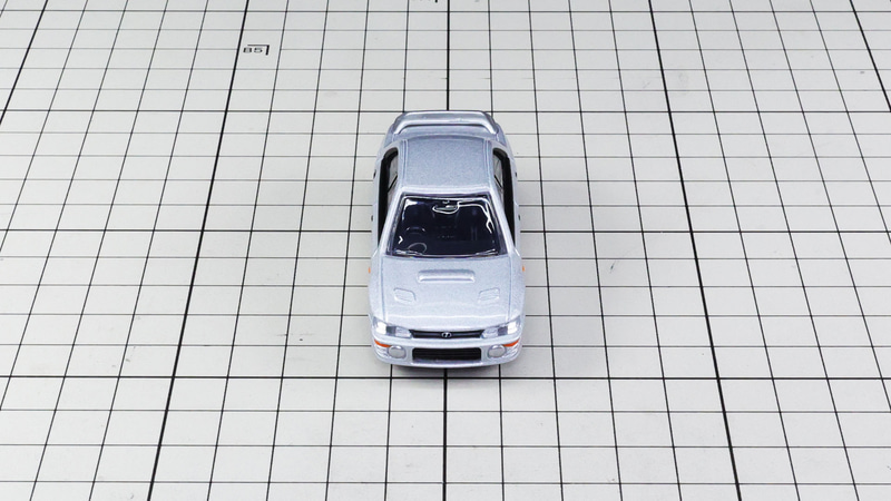 フロント：初代の端正な顔つきとボンネット上のインテーク・ダクトを表現しています