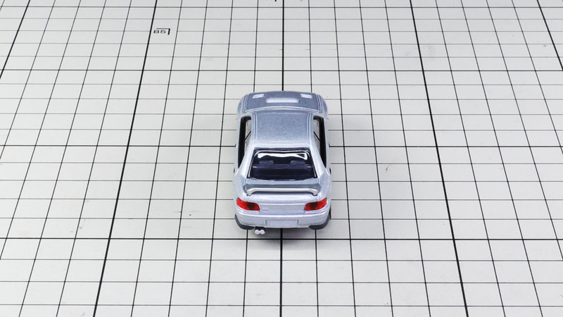 リア：リアウイングが高性能車をイメージさせます