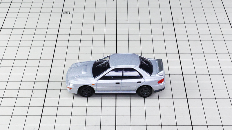 シャーシ：複雑なAWDメカをモールドで再現しています