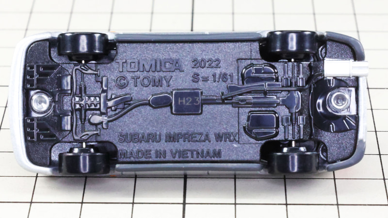 シャーシ：複雑なAWDメカをモールドで再現しています
