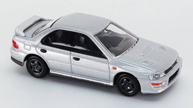 一見どこにでもある4ドアセダン車に見えつつ、内に秘めた能力がすさまじいインプレッサWRXをよく再現しています