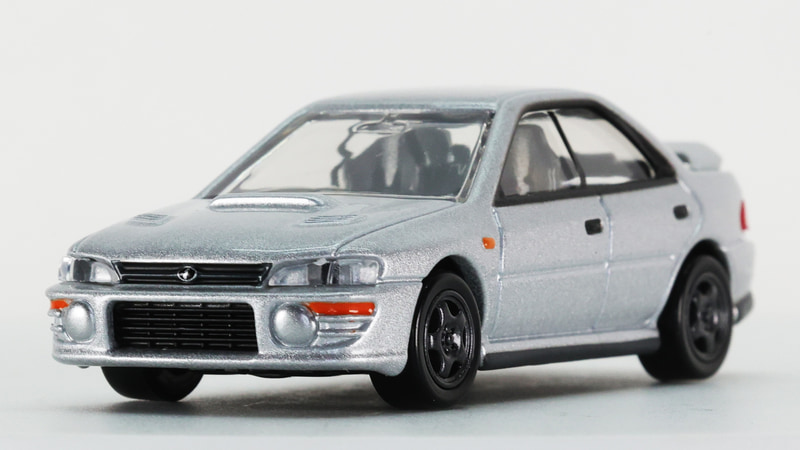 フロントバンパーに内装された丸くて大きなフォグランプを表現しています