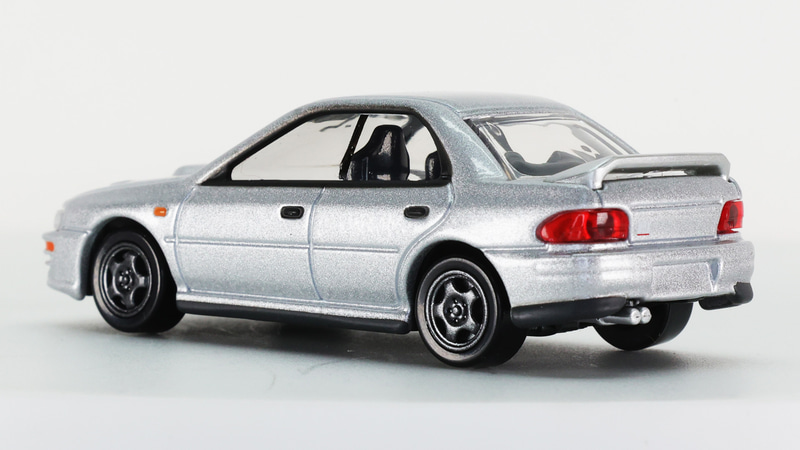 4ドア車でも軽快な印象を与えるリアセクション