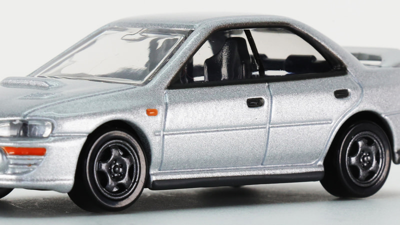 実車の折り目のないスタイリッシュなシートを再現しています