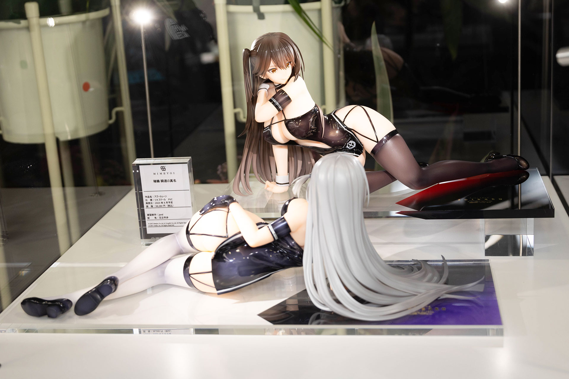 このように大きなケースで飾られているものもある。写真はミメヨイから発売予定の「アズールレーン」の1/4スケールフィギュア「翔鶴 疾翔の姉羽」と「瑞鶴 瞬速の真名」