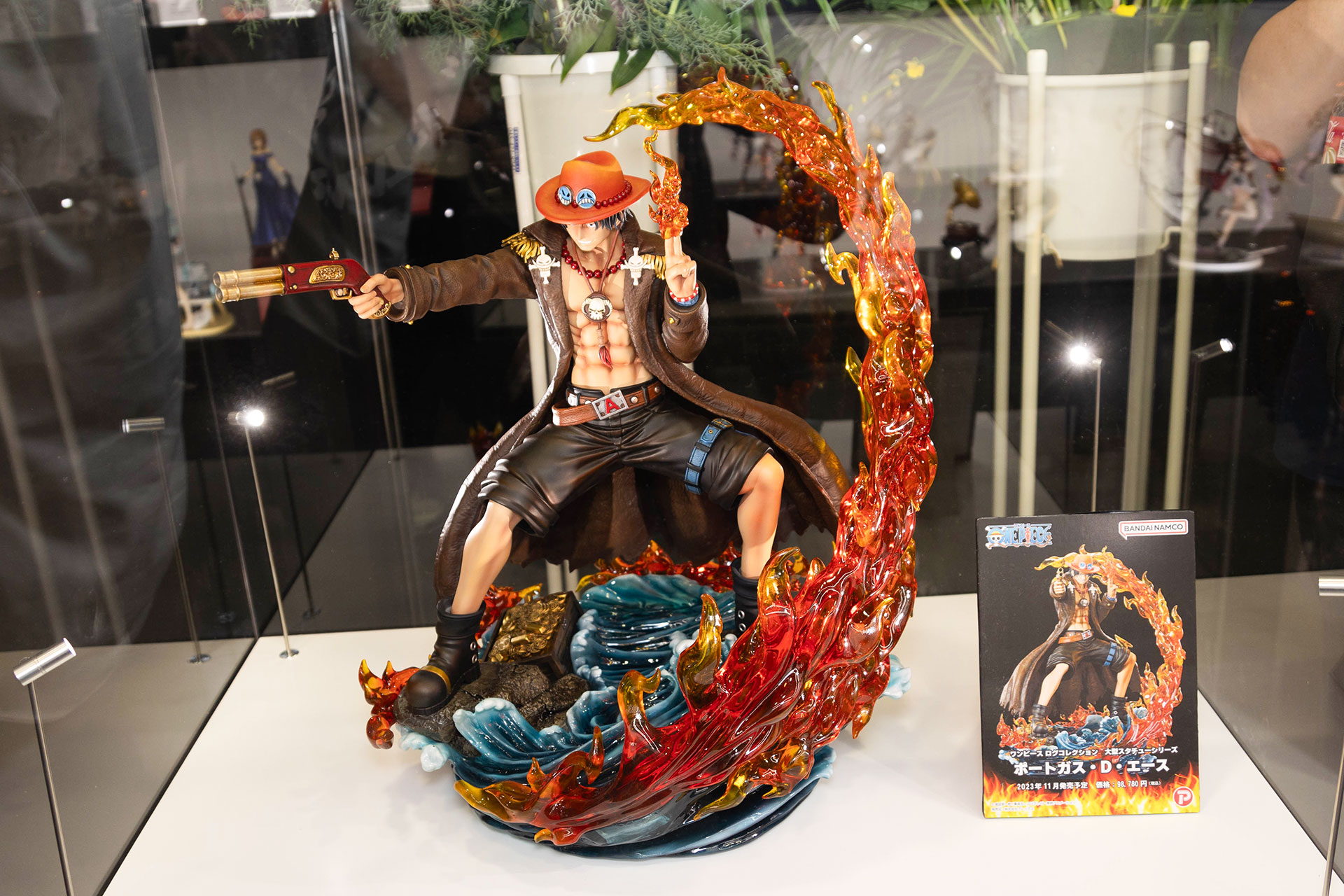 プレックスから発売予定の「ワンピース ログコレクション 大型スタチュー ポートガス・D・エース」。巨大なフィギュアは間近で見ると迫力も増して見える！