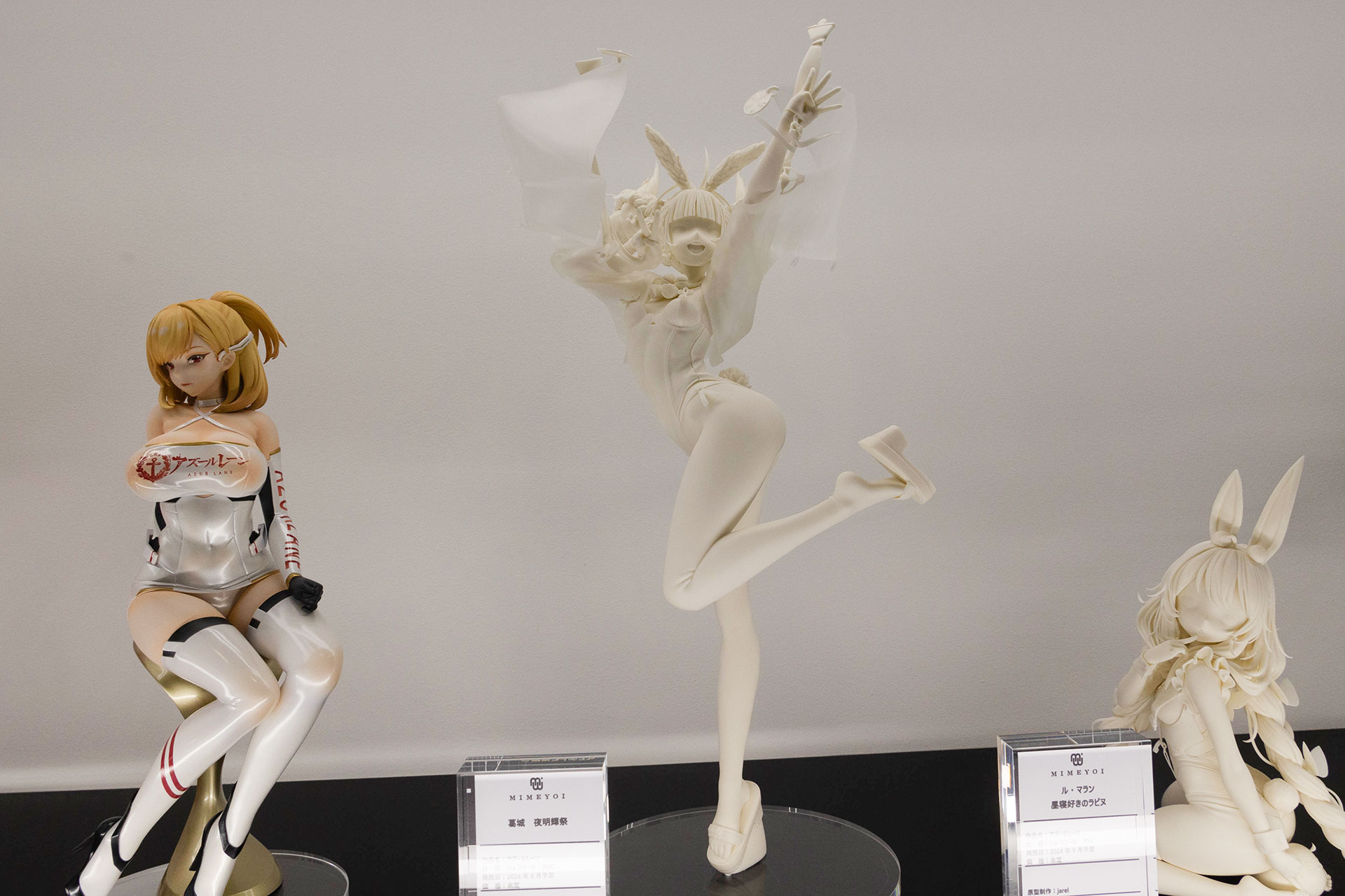 中央がミメヨイの1/4スケールフィギュア「アズールレーン 葛城 夜明輝祭」だ