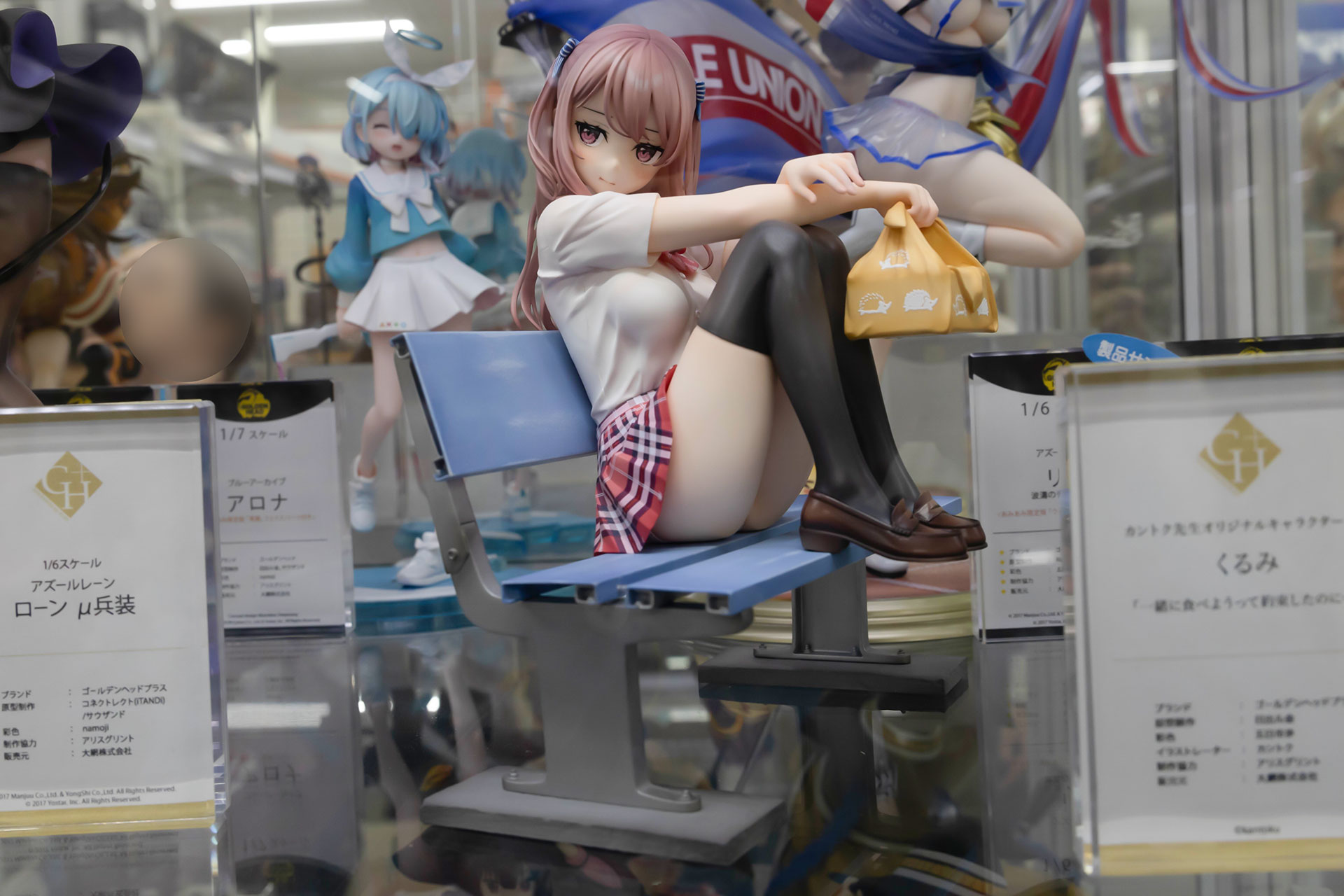 フィギュアの素材はPVCとABSで、台座込みの全高は約180mmだ