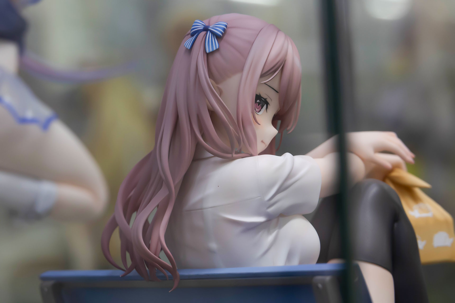 長い髪も絶妙なウェーブになっている。ブラジャーのラインも薄らと透けて見える