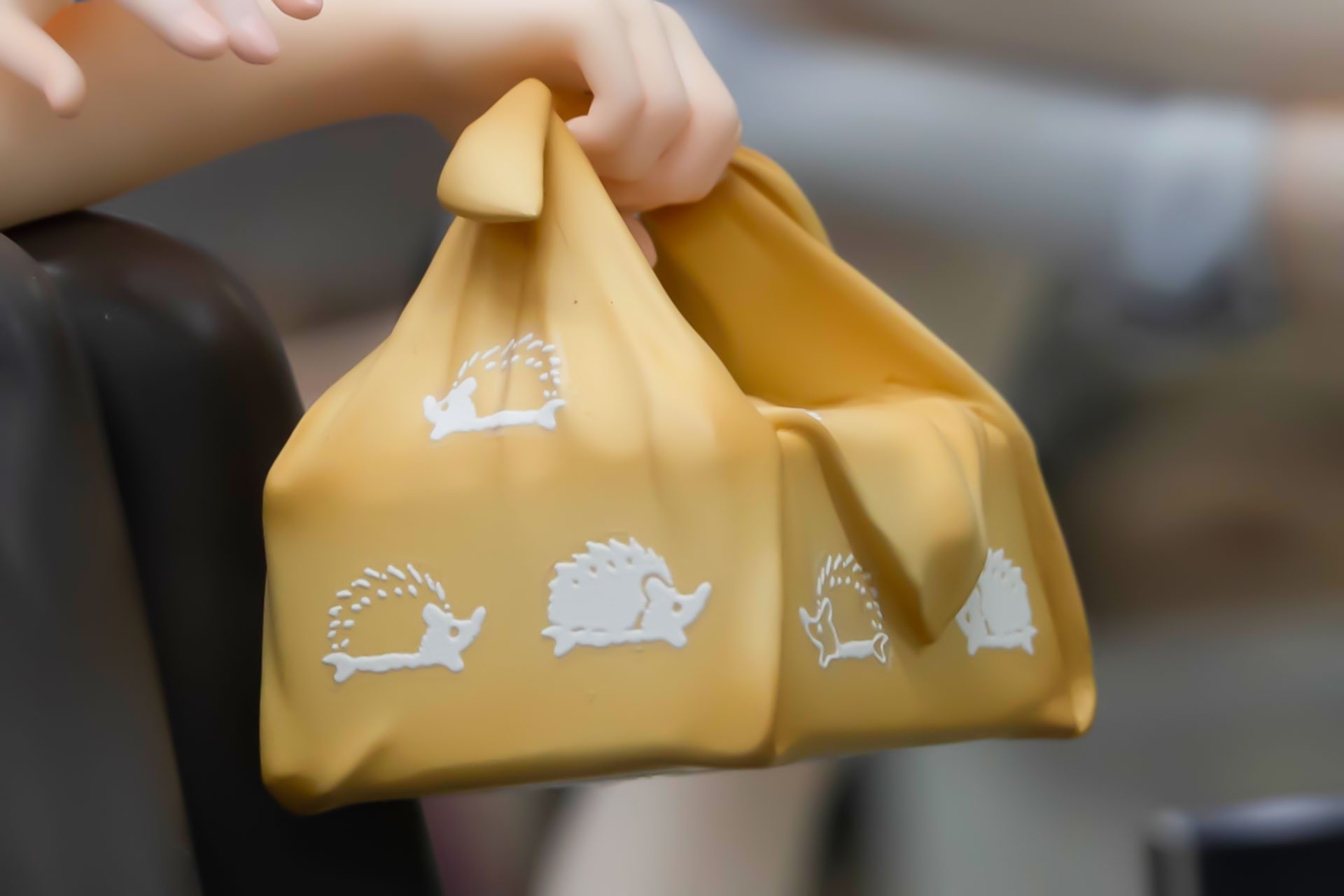 なぜかハリネズミが描かれているお弁当包み