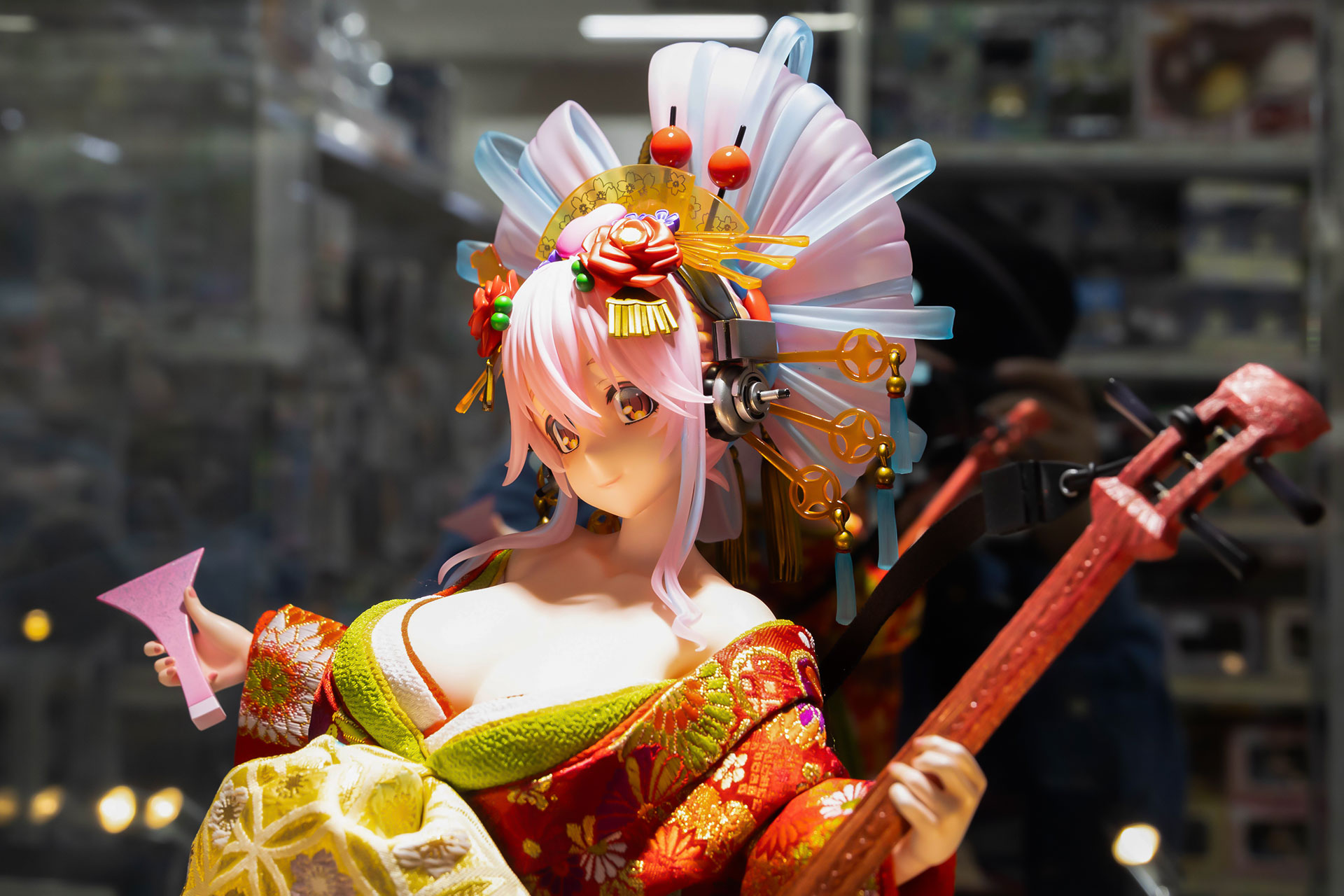 とにかくアクセサリーがこれでもかと言うぐらい付けられている