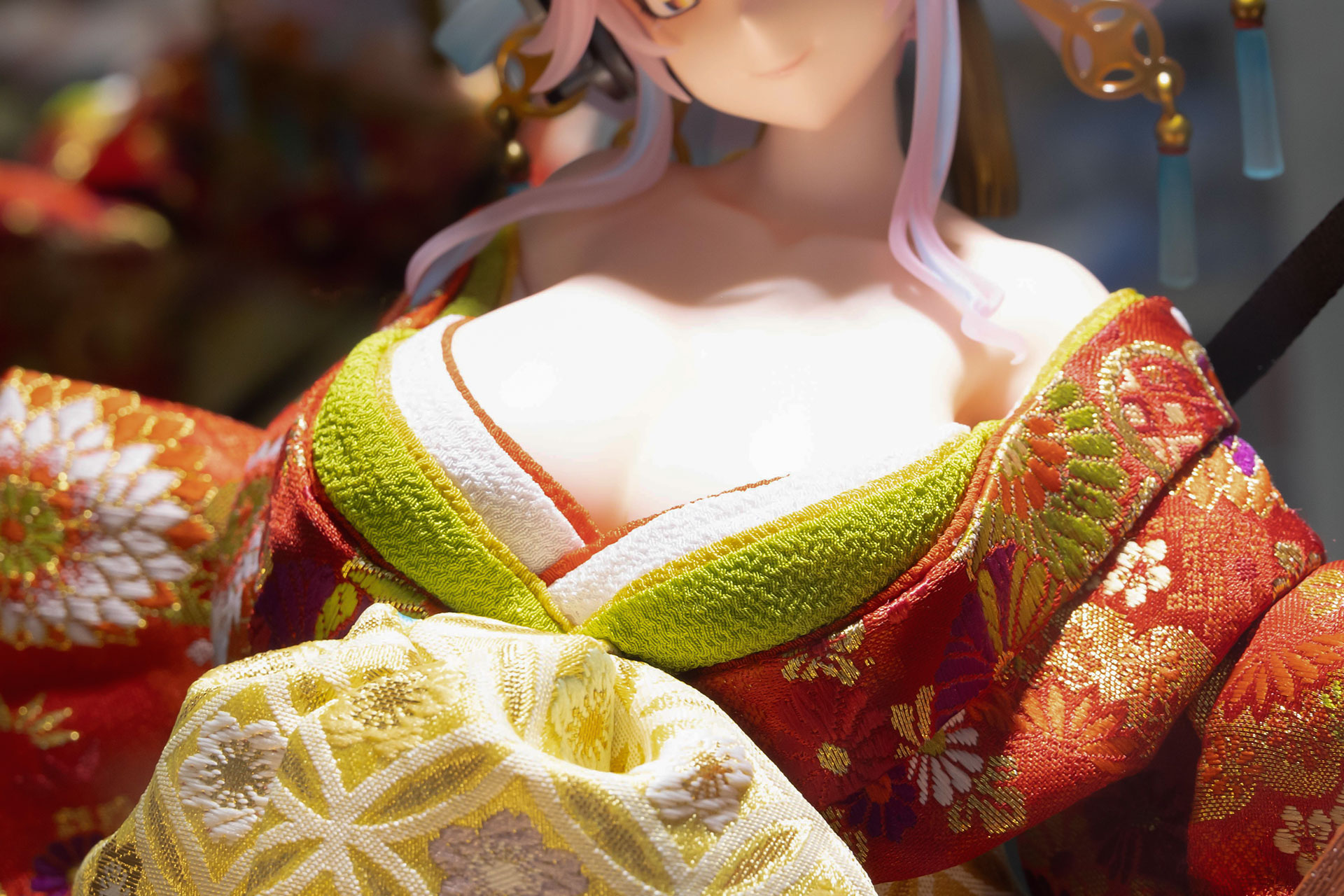 胸元はややはだけ気味だ