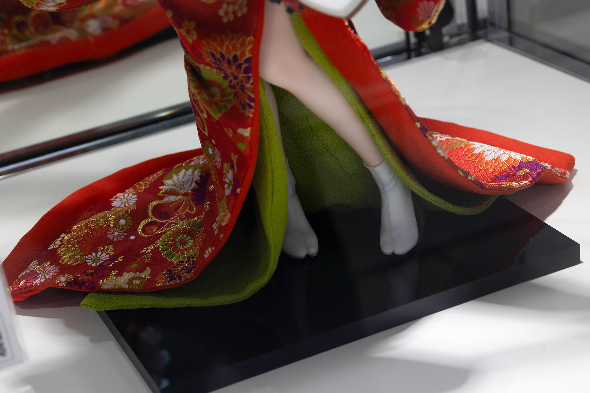 着物の下側は前が少し開いており、白い脚がチラリと見える