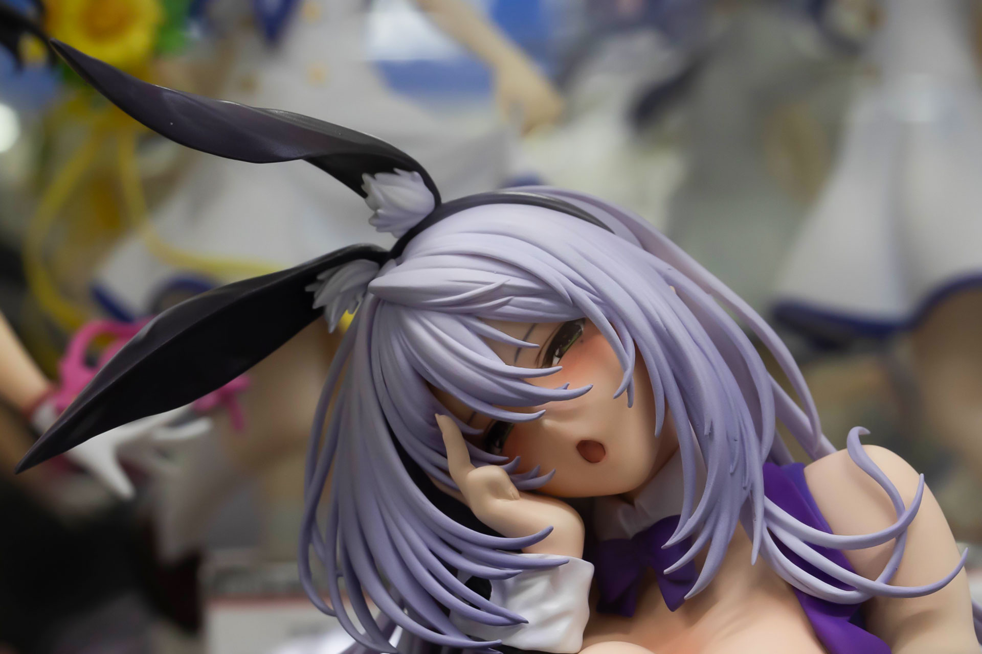 頭に付けたウサギの耳も凝ったデザインになっている