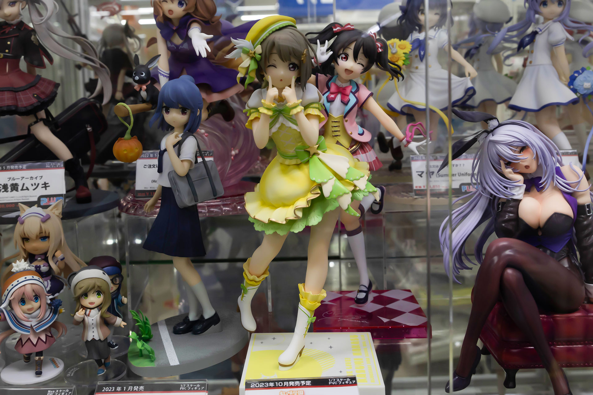 フィギュアの素材はPVCで、全高は約220mmだ