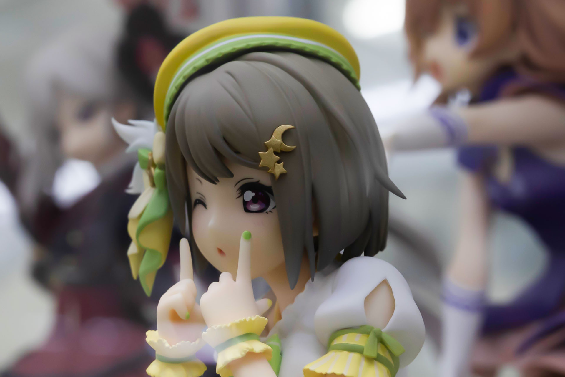 髪には星を模ったアクセサリーが付けられている