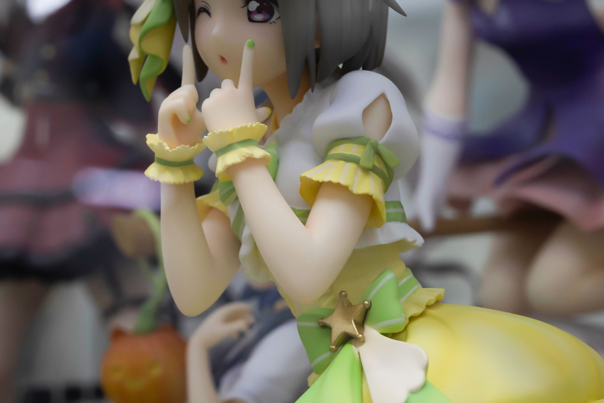 少し横から見ると、ほっそりとしたスタイルの良さがわかる