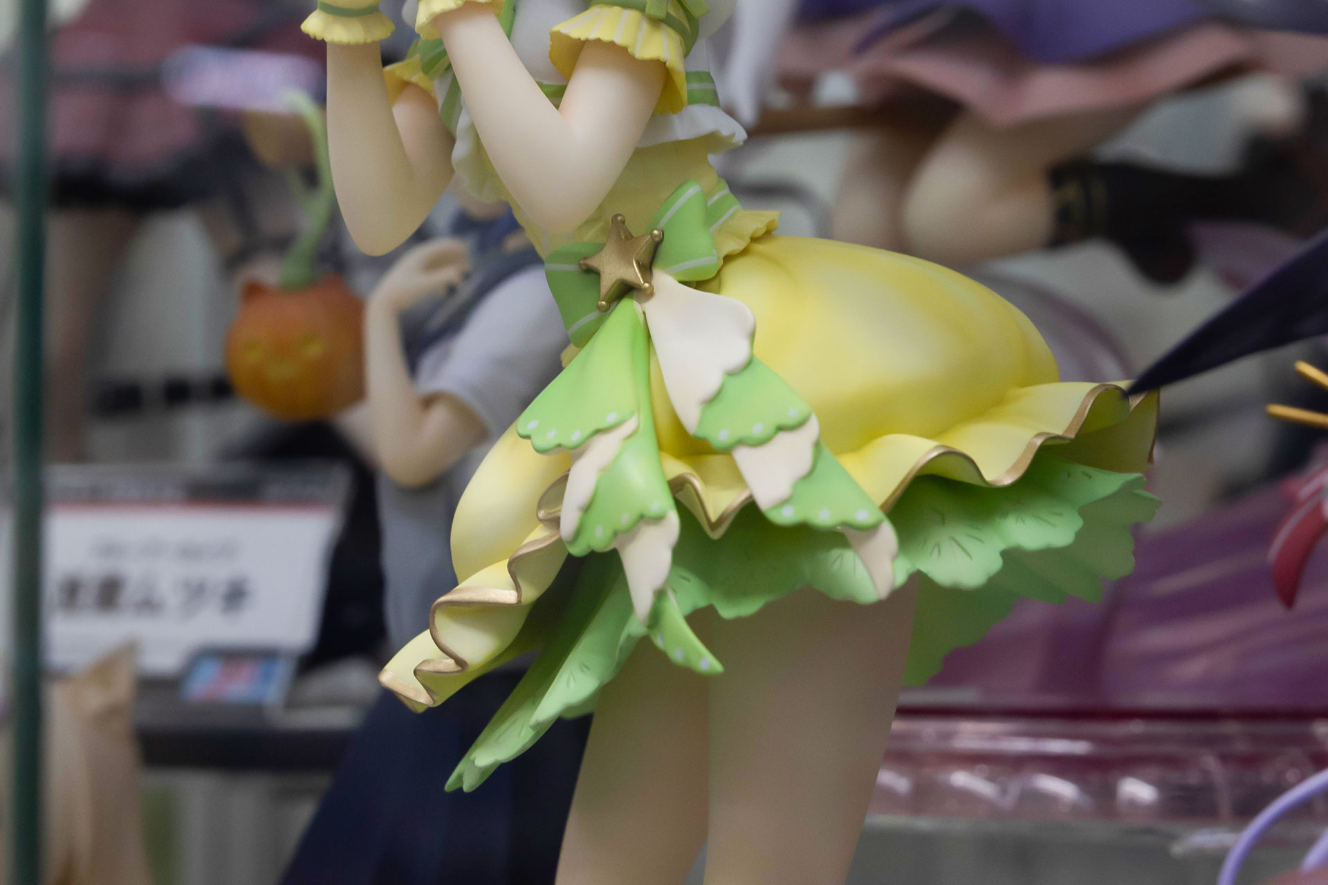 これぞアイドルの衣装といったデザインだ