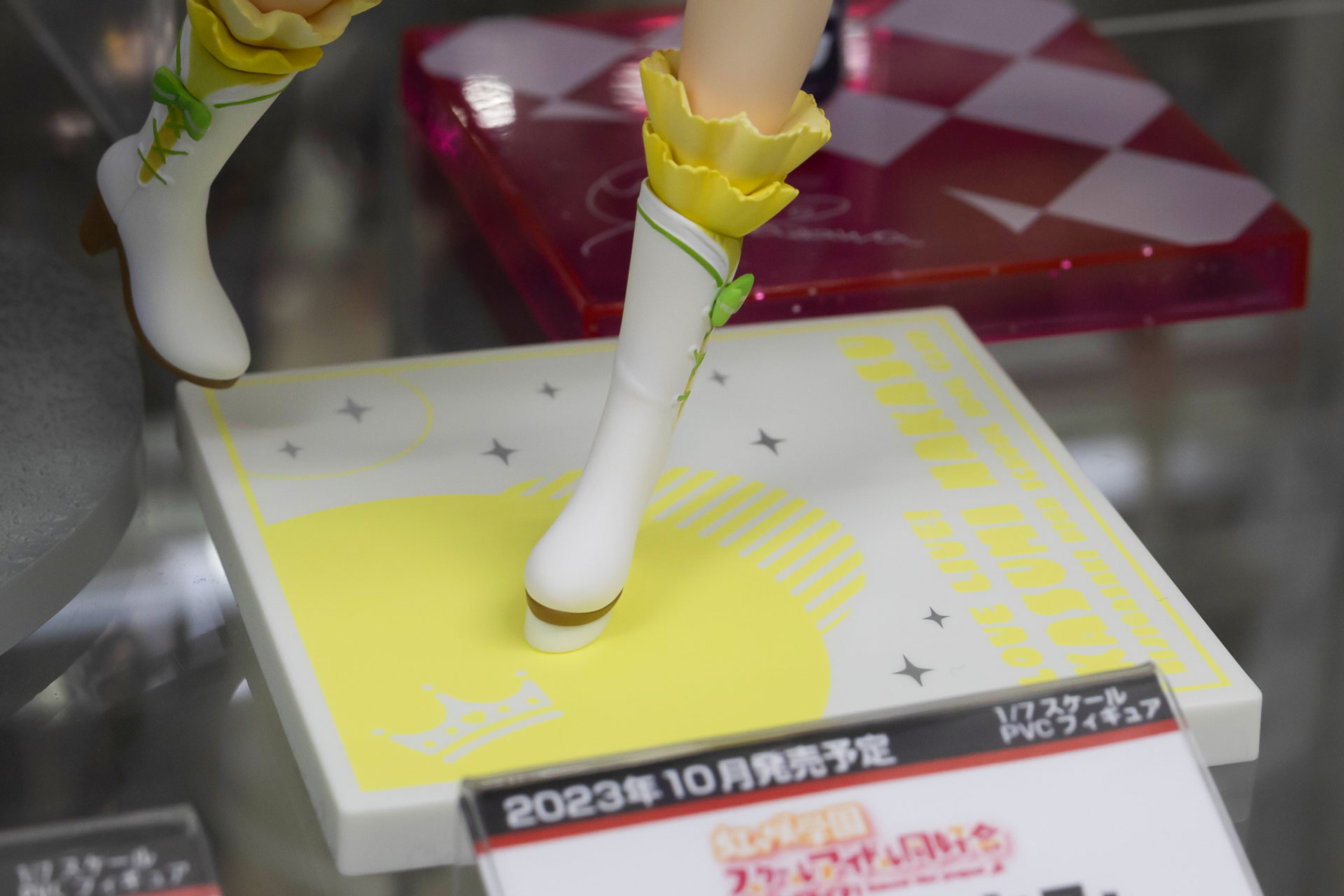 片足は浮いた状態になっており、台座で支えられている