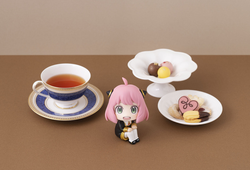 全高約110mmでちょこんと座るアーニャ