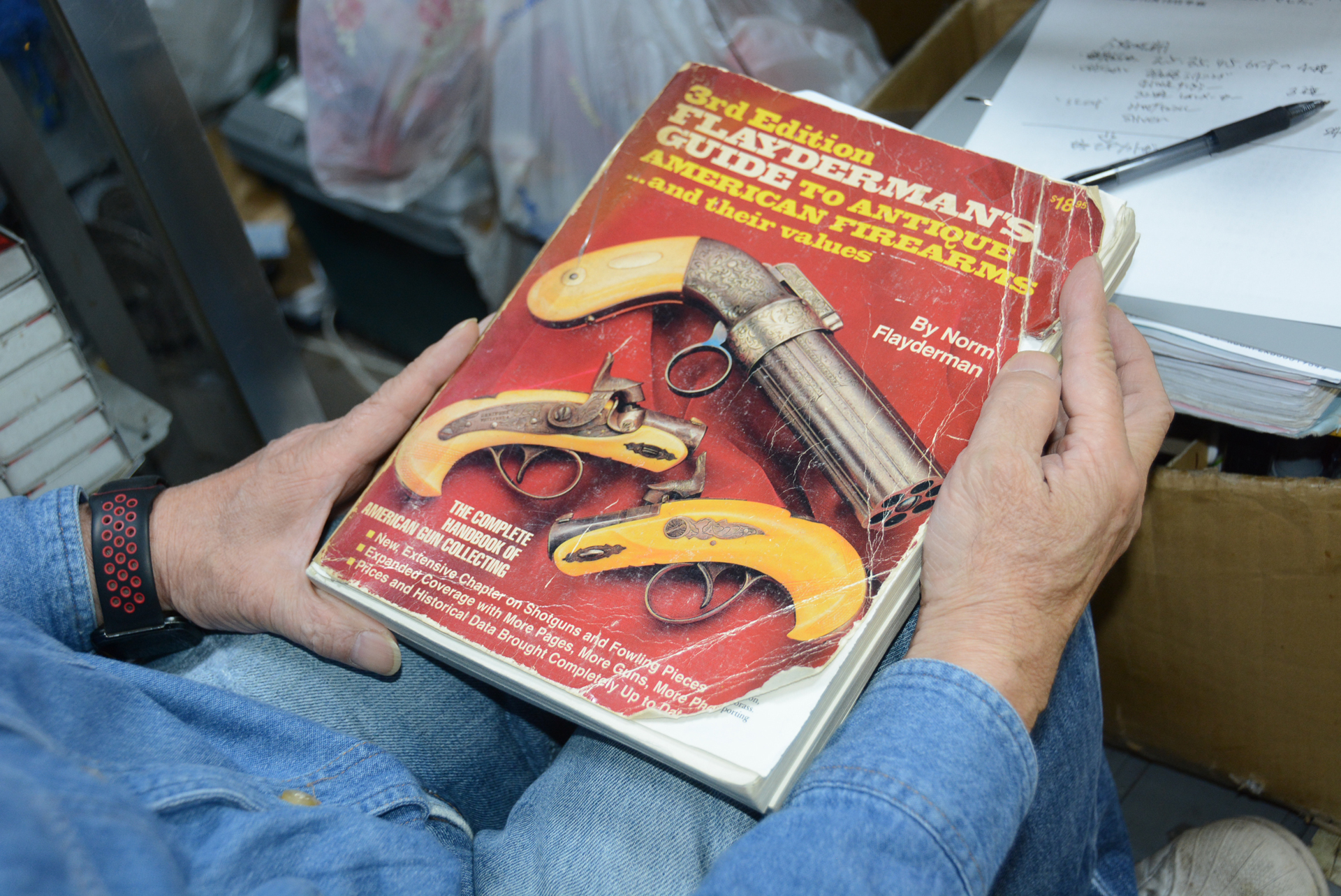 加藤氏は様々な資料をそろえている。「FLAYDERMAN'S GUIDE」は投資目的の銃ガイド。かなり古い版であり、年期を感じさせる