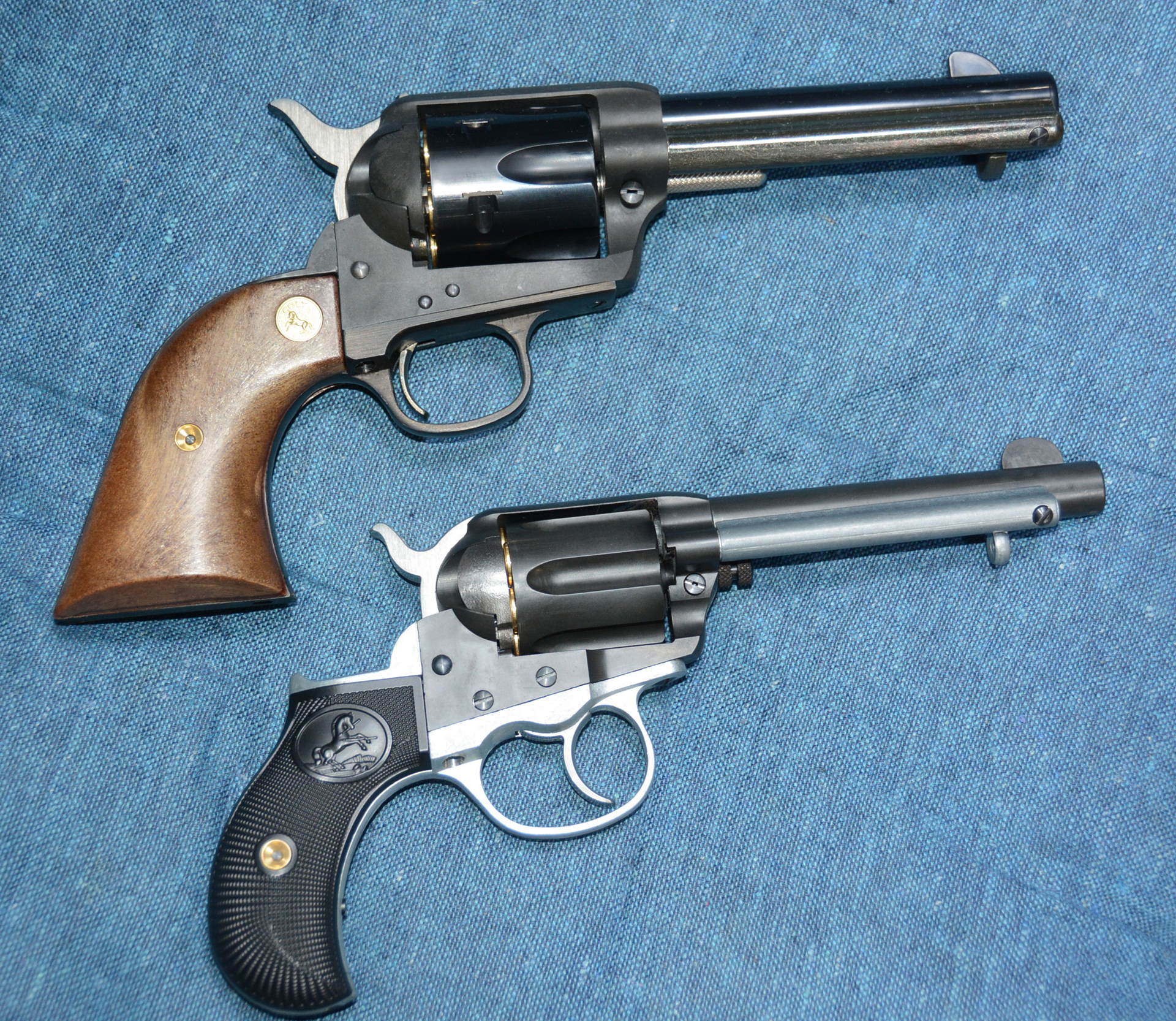 上がハートフォードのモデルガン「SAA」、下が「コルトライトニング」だ