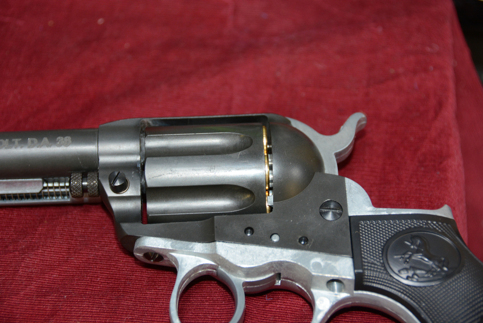 カートリッジを収めたシリンダー。ボルトノッチがないのに注意