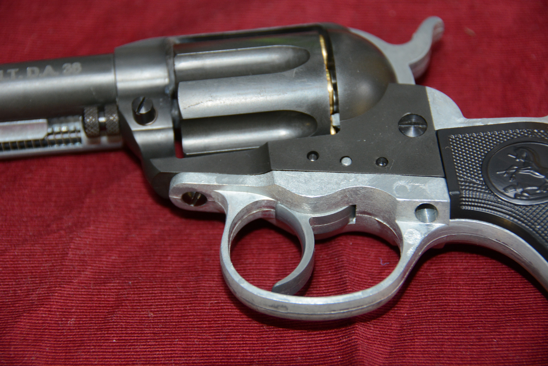 トリガーはSAAと⽐べると前の方にある。引き⾦を引くとハンマーが起き、さらに引くとハンマーがリリースされる