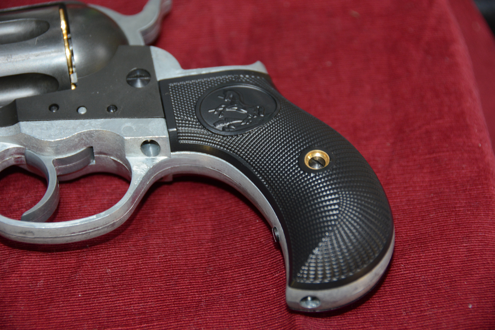 細かく造型されたチェッカリングと、馬のレリーフ。形状はバードヘッドと呼ばれる