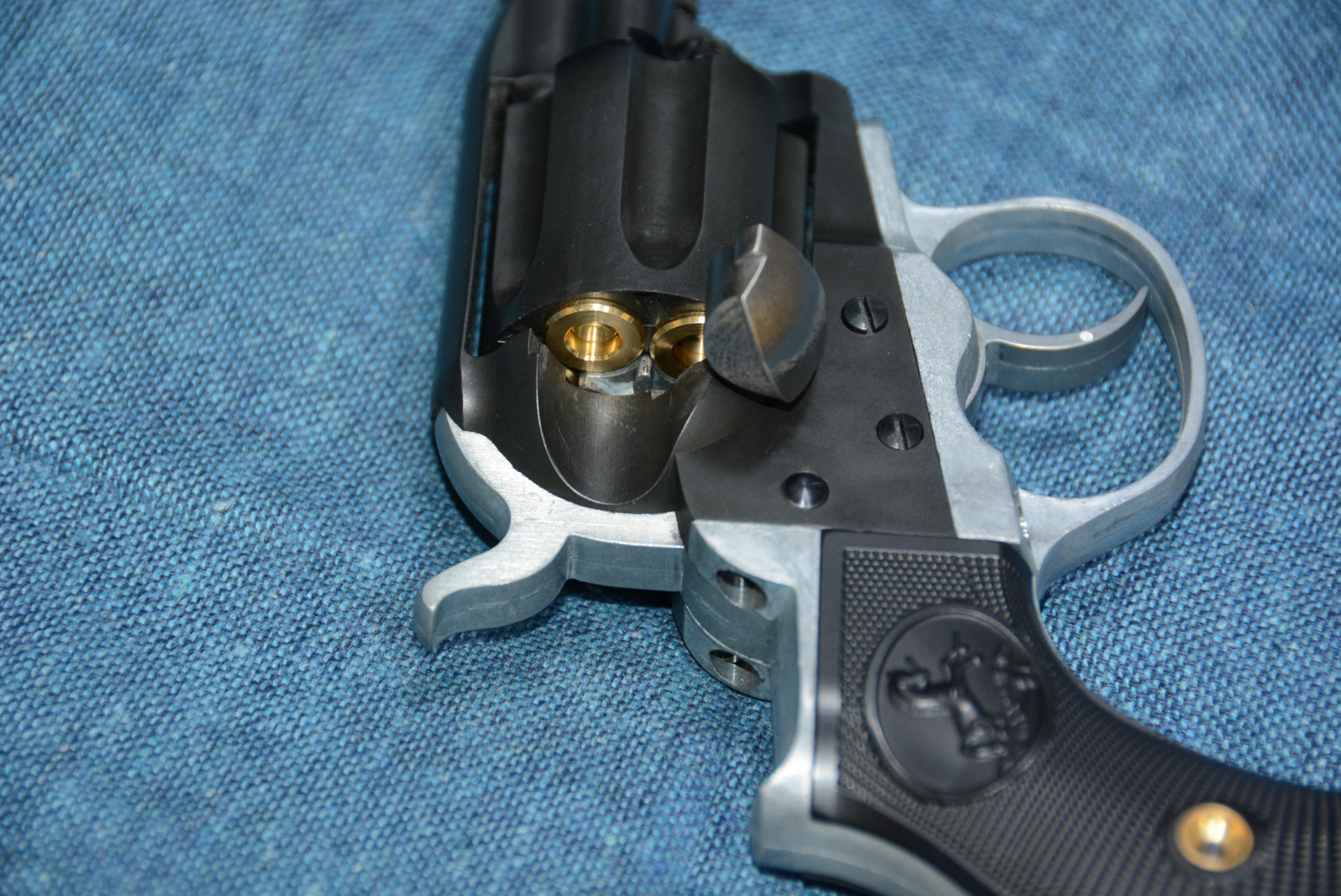 ゲートを開けると金色のカートリッジがのぞく。SAAと同じ装填方法だ