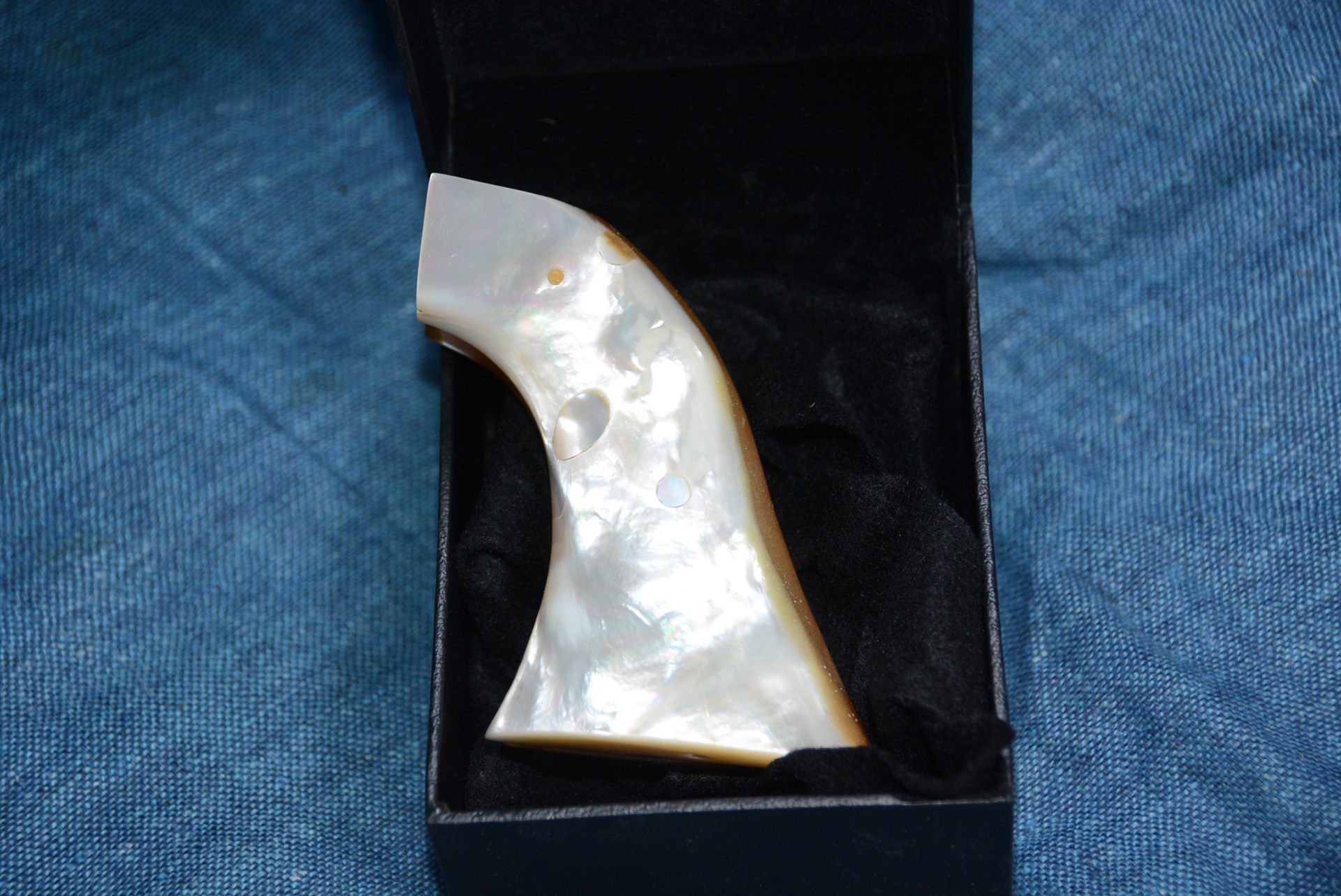 ハートフォードの白い樹脂のグリップは白蝶貝のグリップをイメージしている。こちらはハートフォード東京店で販売されている本物の白蝶貝を使ったもので、お値段は10万円ほどとのこと。ハートフォード東京店にはこのように様々な"お宝"も販売されている