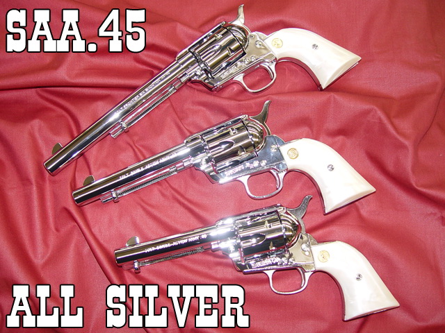 ハートフォードのモデルガン「SAA」のシリバーメッキ。「コルトライトニング」は口径、シルバー、銃身長などでバリエーション展開していく予定だという