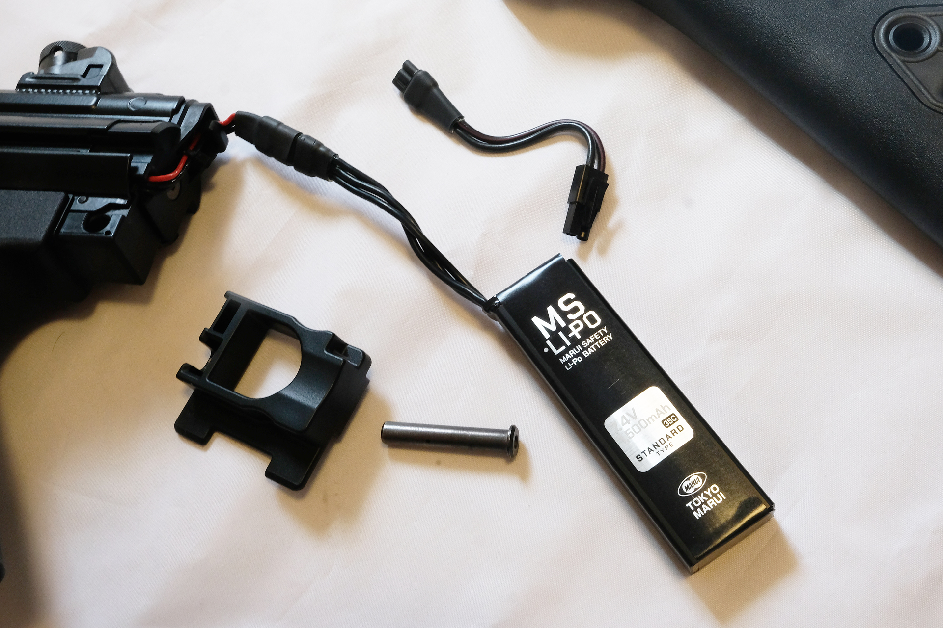 バッテリーを接続→ストックを戻す→ロックピンを押し込む（ストックリムーバーの5を使って押し込むと指が痛くない）