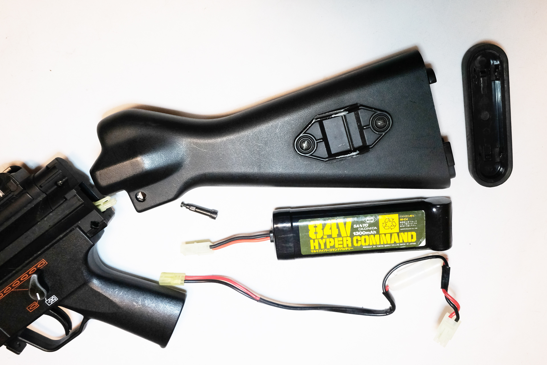 スタンダードタイプはバットプレートを外して大型バッテリーを着脱していた