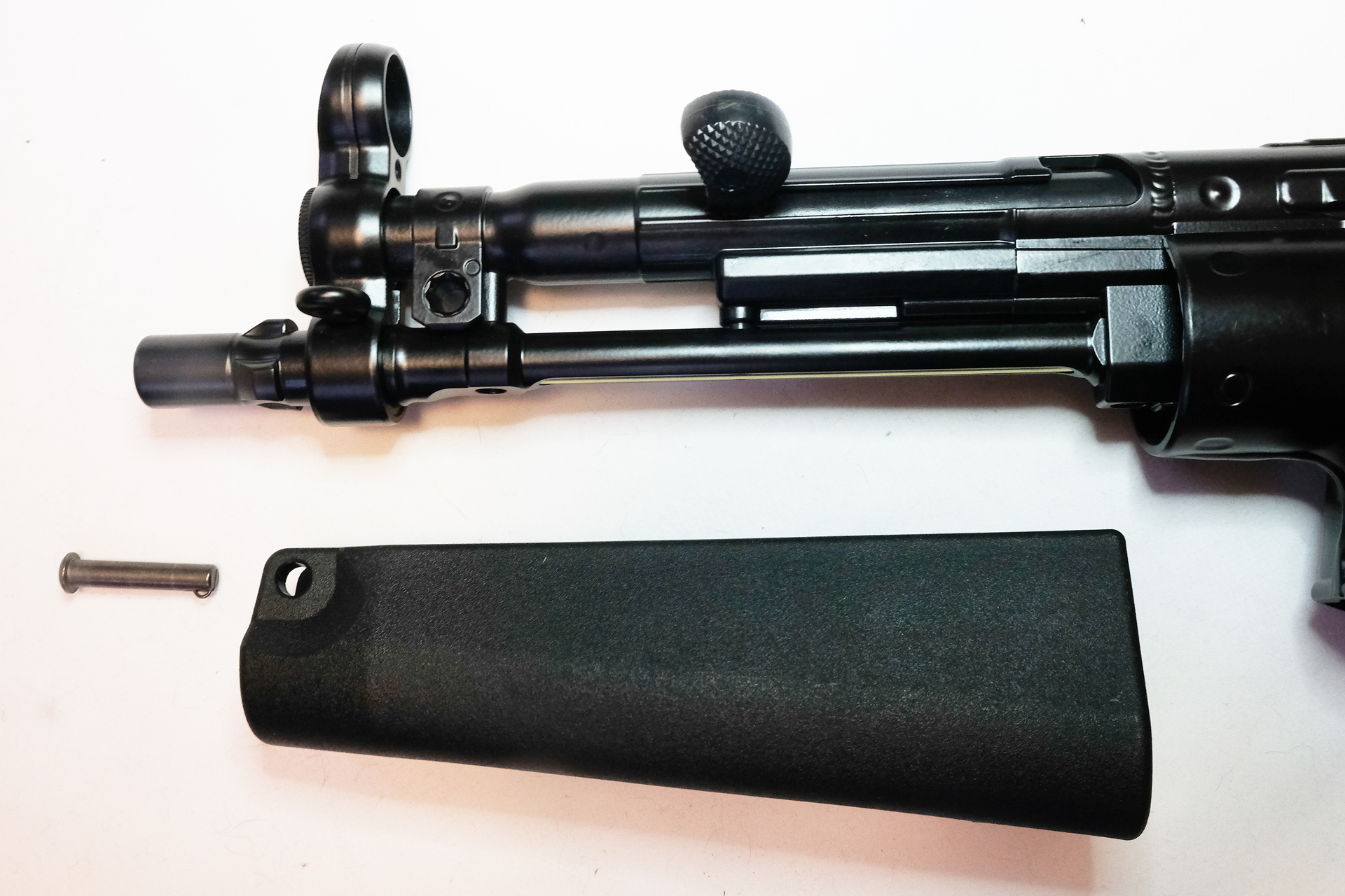 ハンドガード内、インナーバレル下のコード類はオミットされている