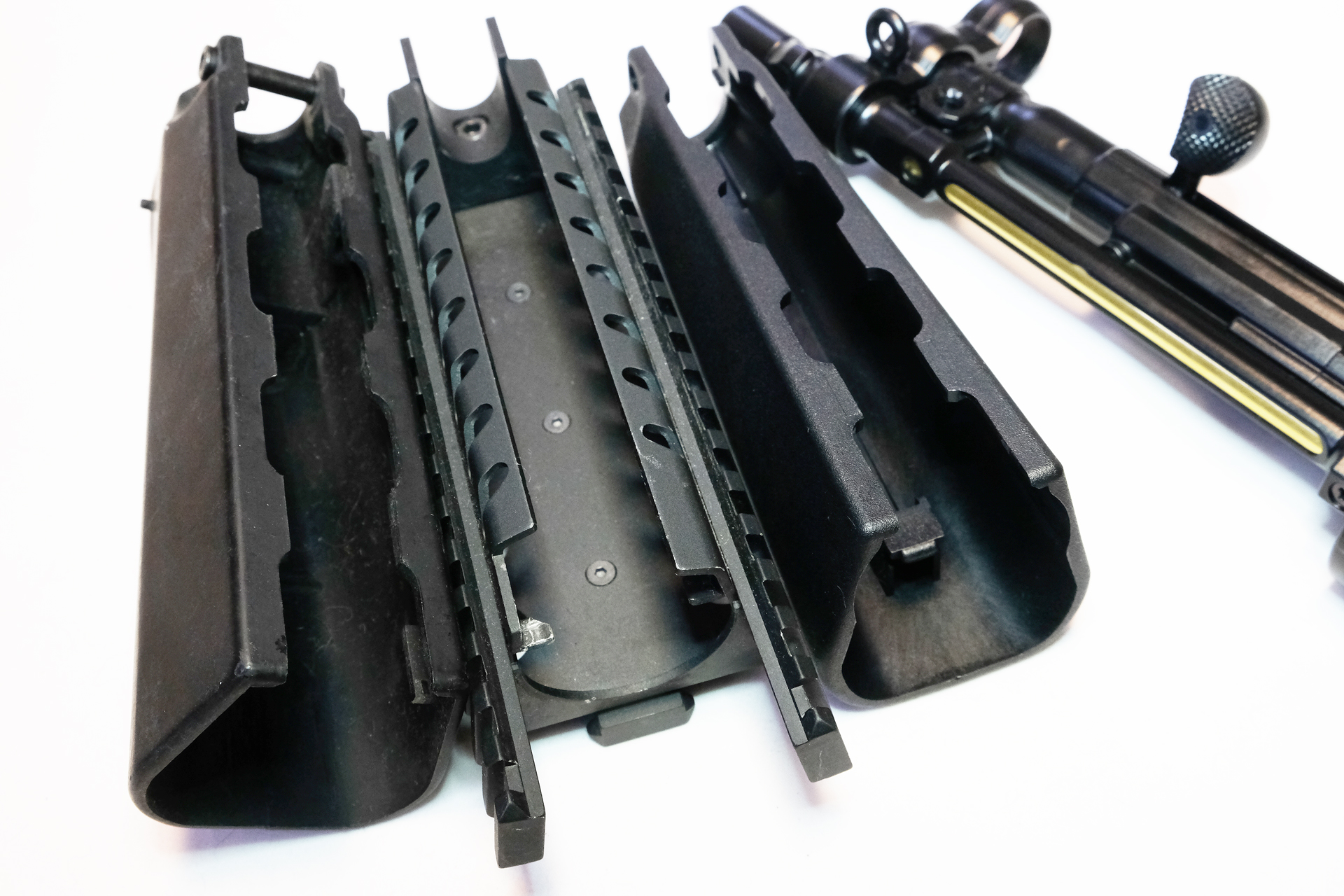 （左から）スタンダードタイプハンドガード、社外品スタンダードタイプ用レイルシステム、次世代標準のハンドガード