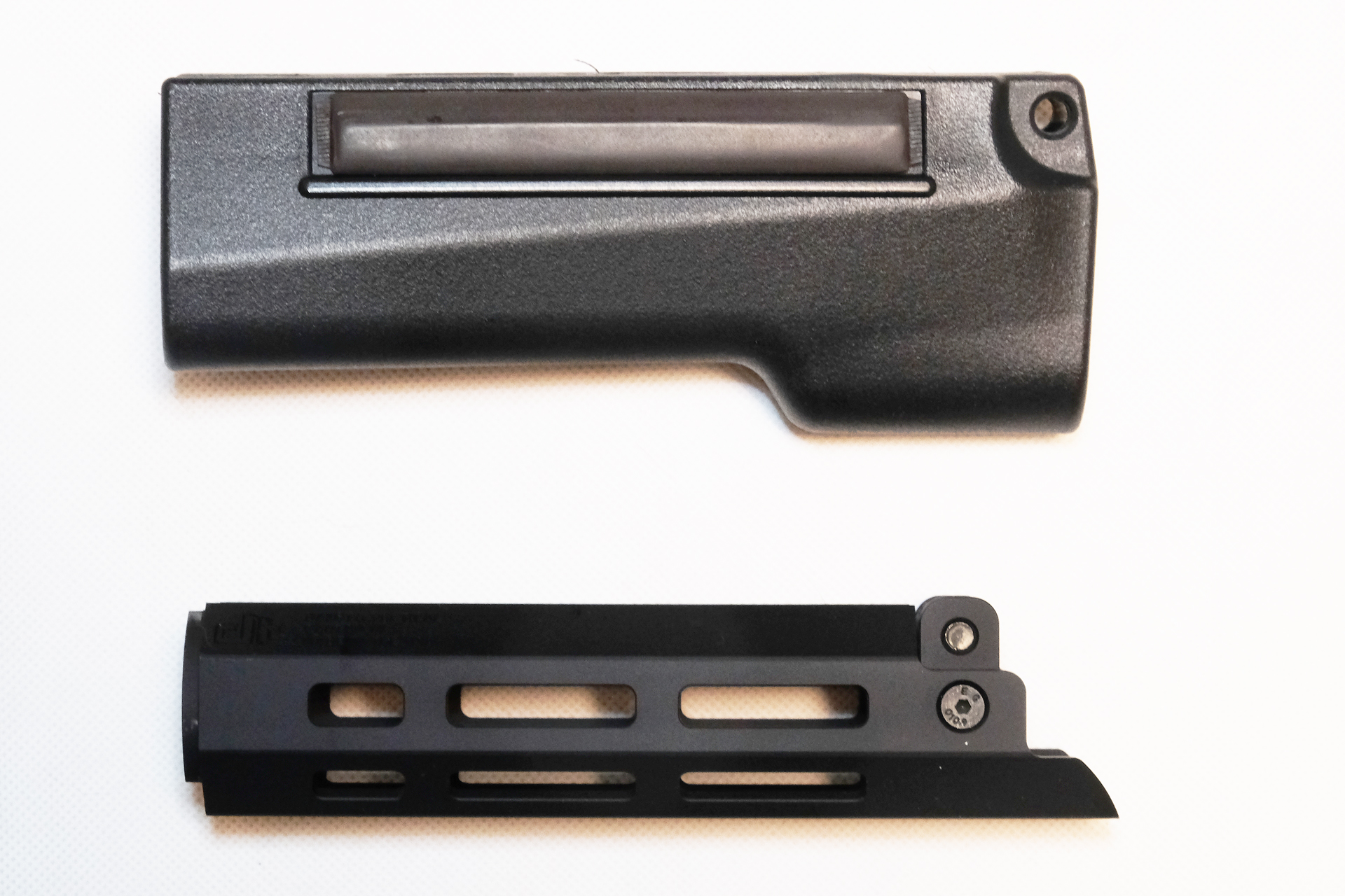 上「G&P MP5 Handguard with CREE LED Flashlight GPTAL002」（6,380円前後）・下「WII TECH DAKOTA Tacticalタイプ アルミハンドガード M-LOK 東京マルイ 次世代 MP5 対応 01355」（11,550円前後）