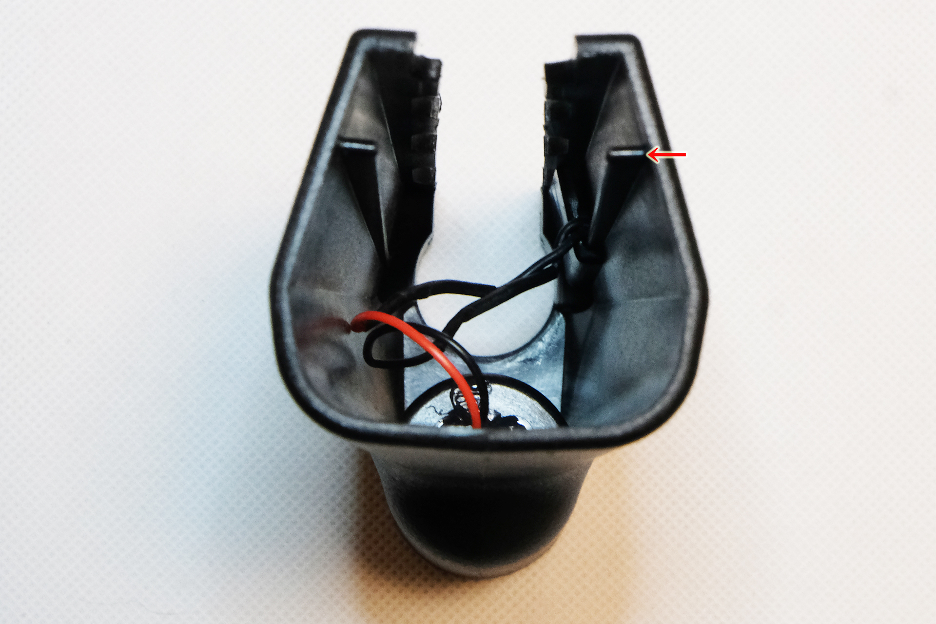 矢印の突起がレシーバーに当たるので左右共に削る必要がある