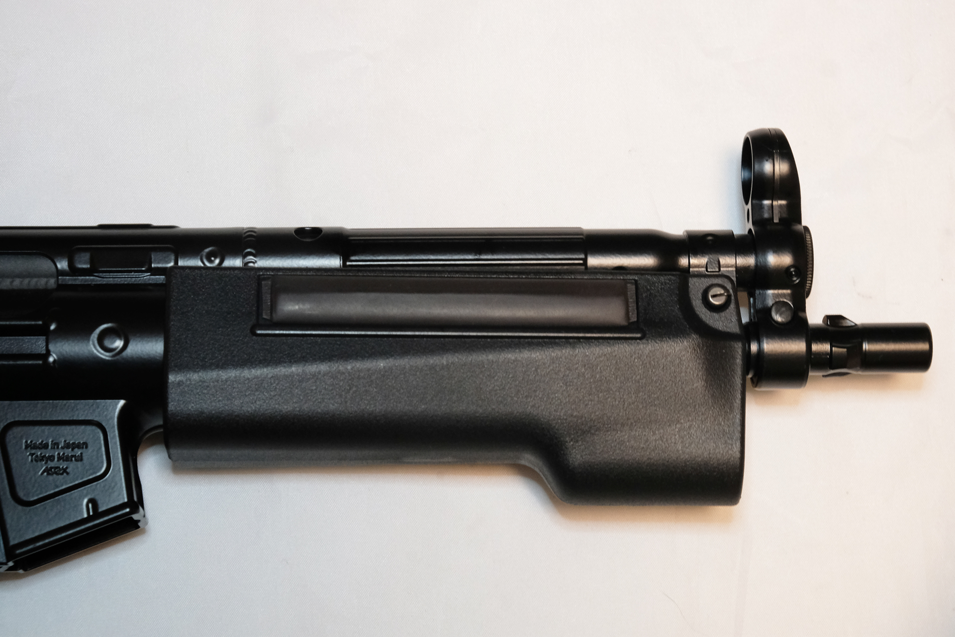 下側に次世代用の固定パーツは無いが、レシーバーを包み込んで装着可能