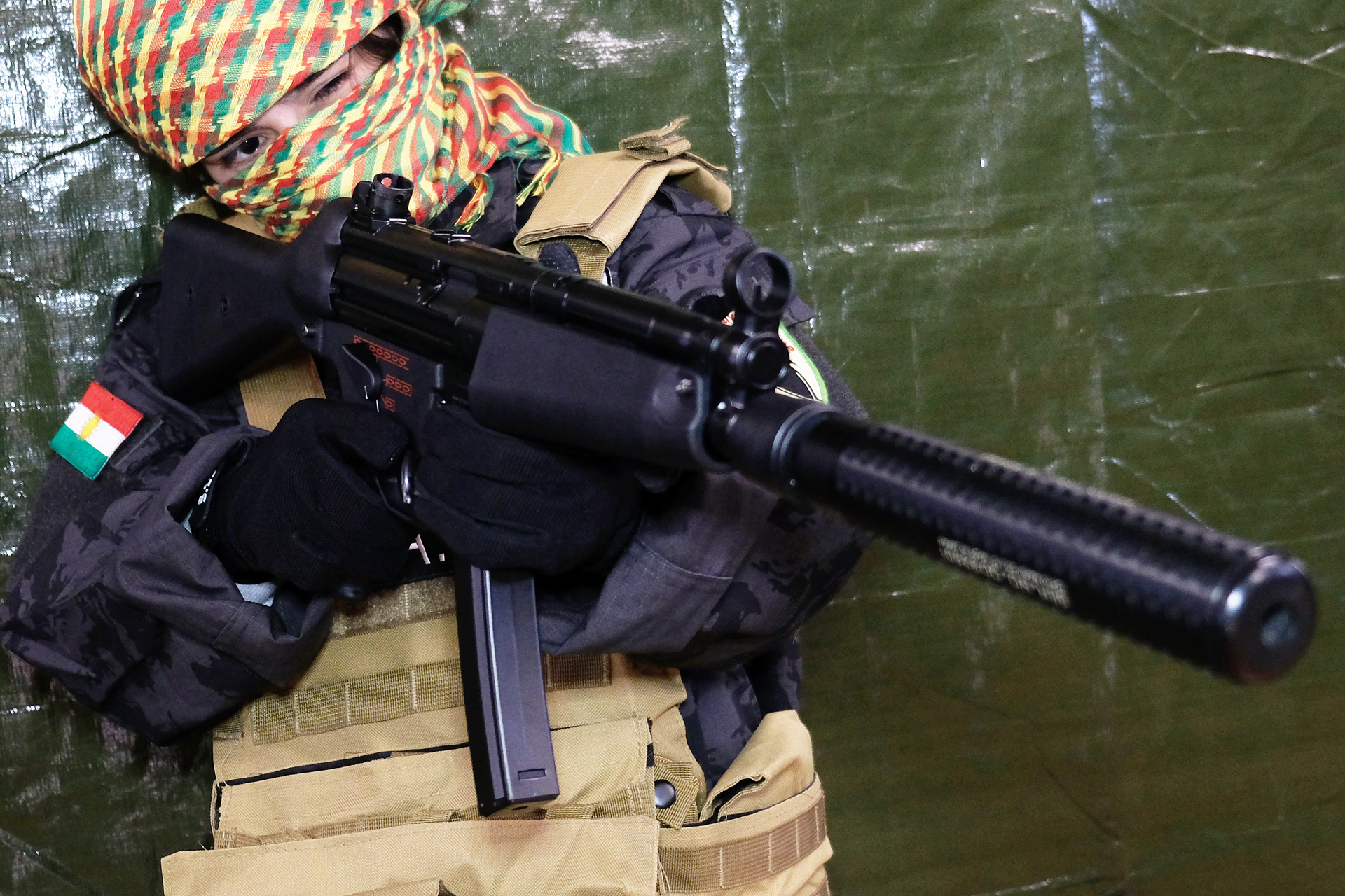 付属のマズルアダプターで、別売りのサプレッサーなどを付けられる