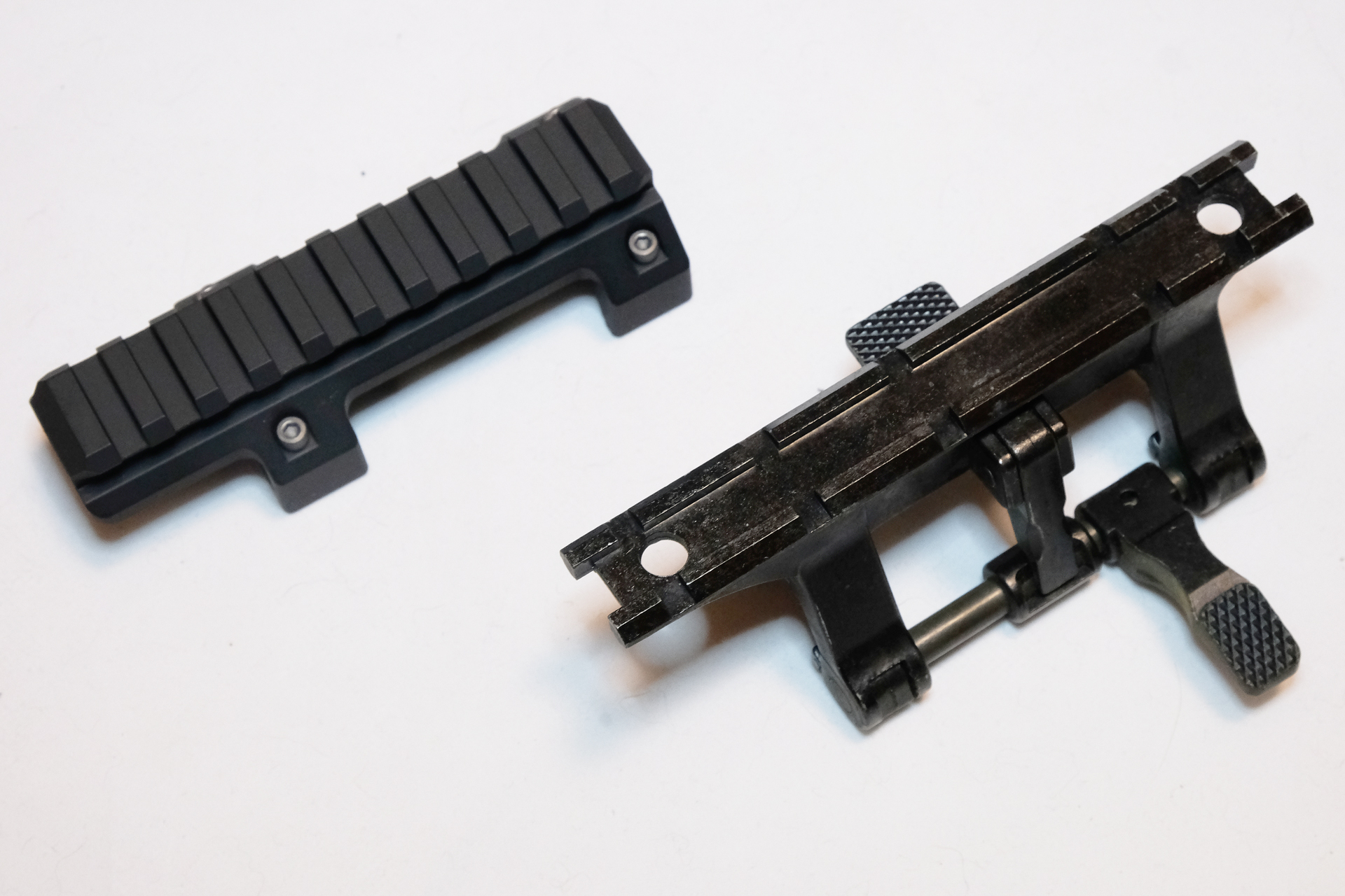 電動ガンスタンダードタイプ用マウントベース（右）は次世代電動ガン「MP5」シリーズには使えないので必ず専用の物を購入すること