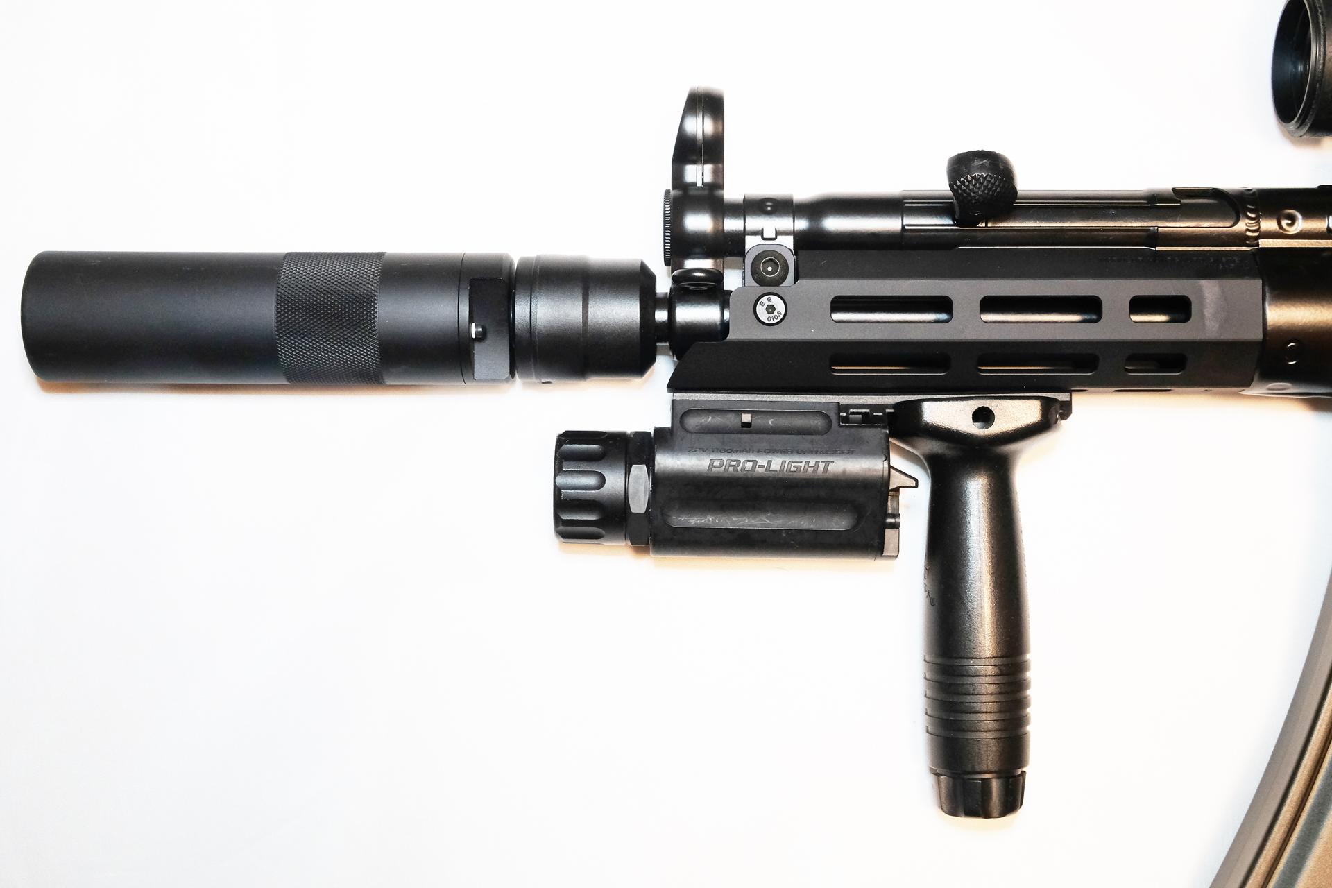 ハンドガードを利用して各種パーツを装着