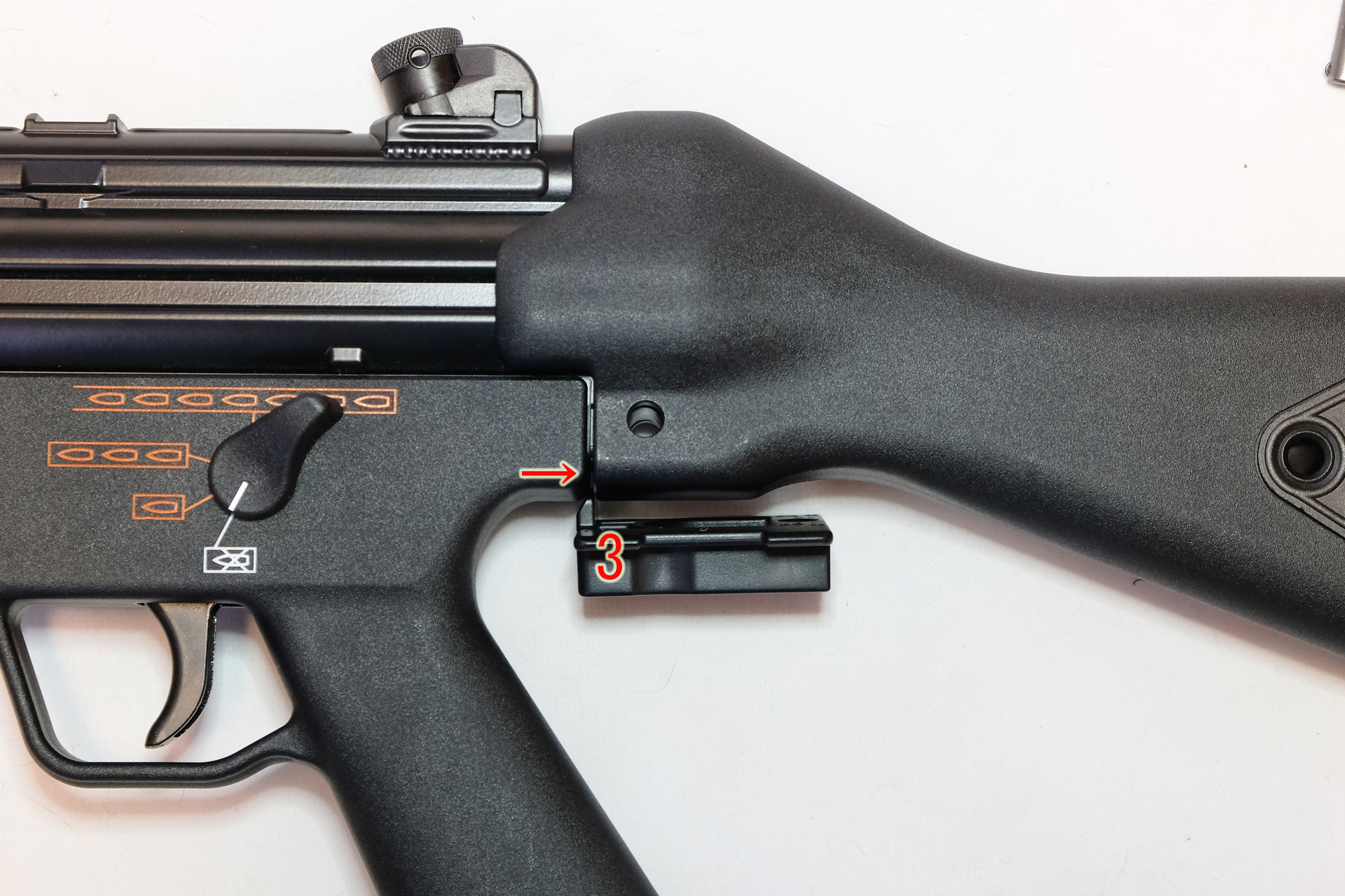 ストックと本体の間をこじる