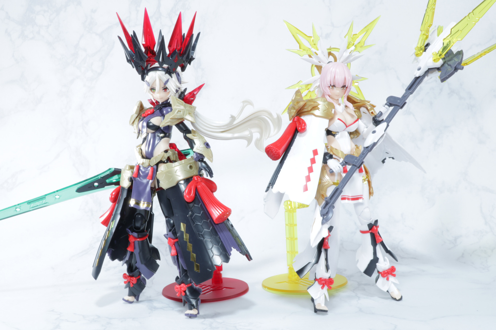 「皇巫 スサノヲ レガリア」（左）と「皇巫 アマテラス レガリア」（右）